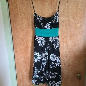 🌞 3 for 20 - Black, white and green tie back dress
